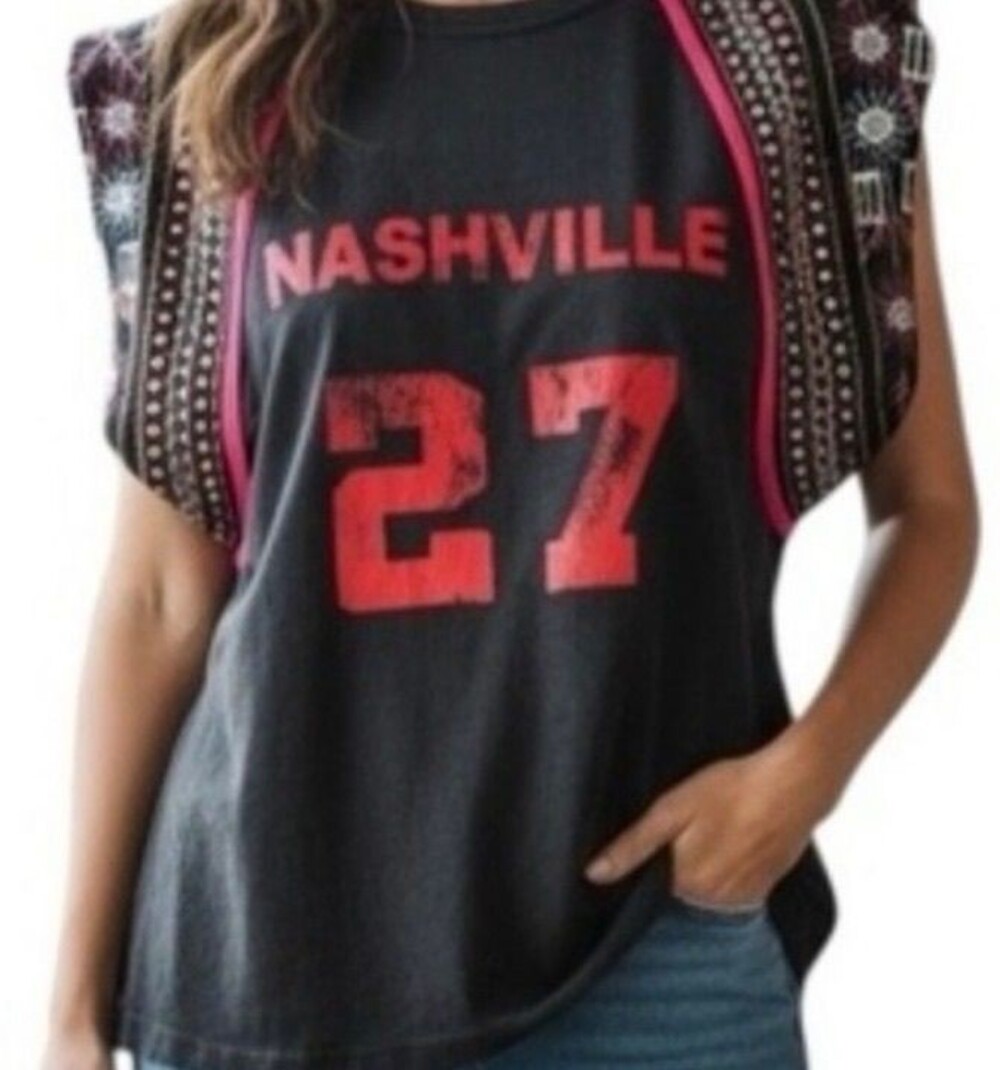 Bluevelvet NWT Graphic Nashville top with embellished sleeves XL